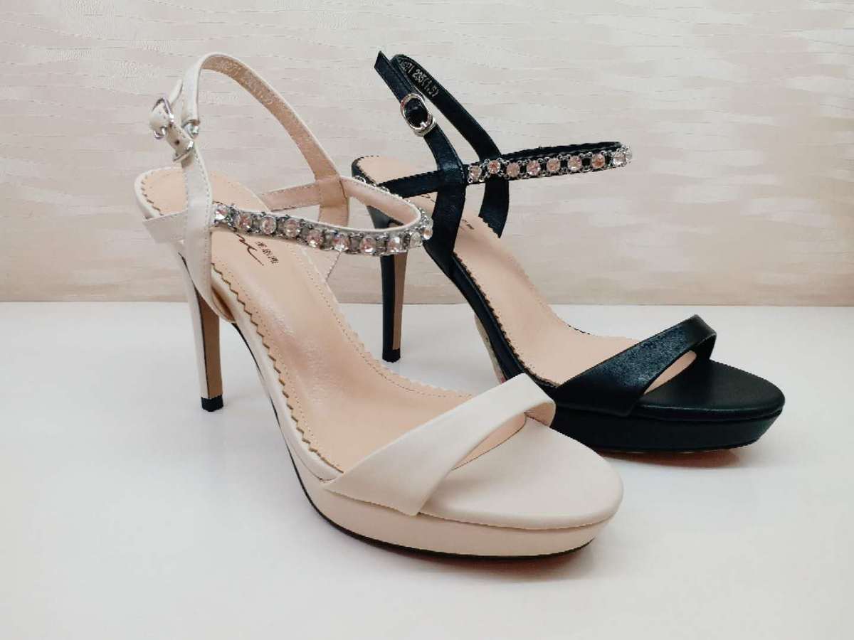 圣恩熙牛皮高跟凉鞋