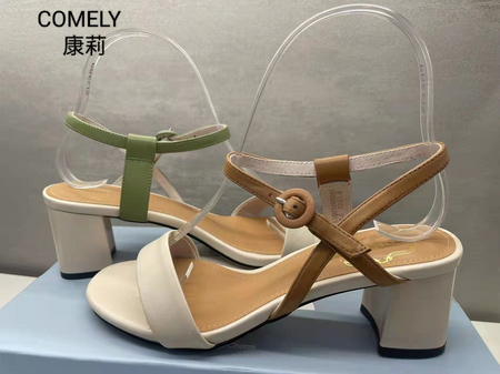 康莉时尚粗跟羊皮凉鞋
